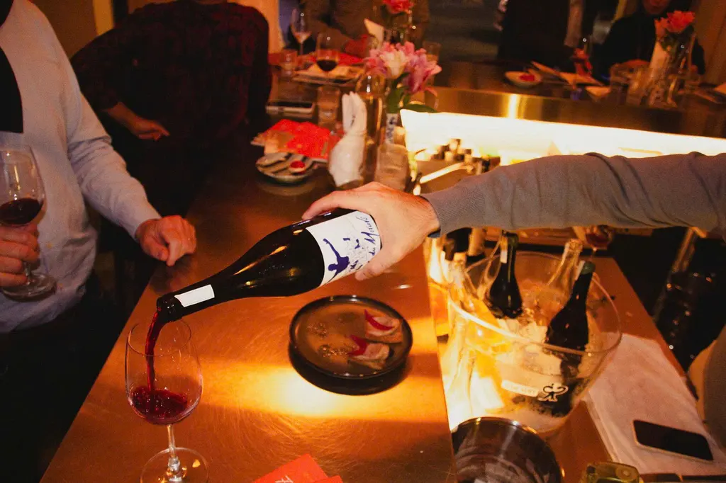 Rót rượu vang tự nhiên vào ly tại quầy Vin Hơi